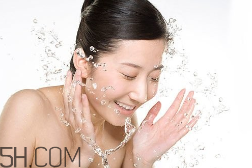 素顏霜v7真的不用卸妝嗎？卸妝時水溫要注意什么？