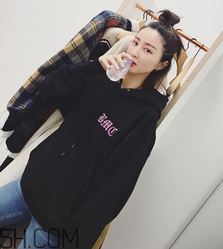 黑色衣服粘毛怎么處理？黑色衣服沾毛怎么辦？