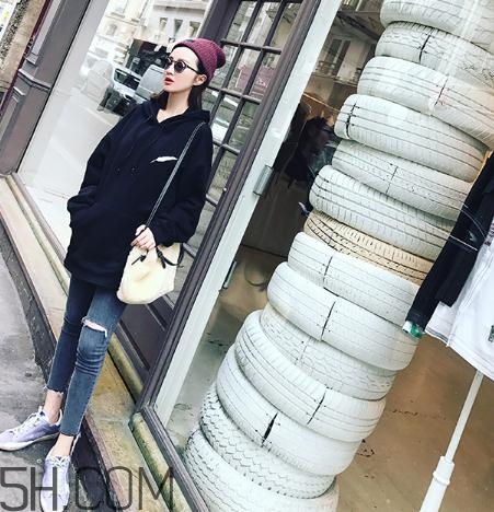 黑色衣服被漂白水弄壞怎么復(fù)原？黑色衣服被84燒黃了怎么辦？