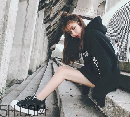 黑色衣服被漂白水弄壞怎么復(fù)原？黑色衣服被84燒黃了怎么辦？