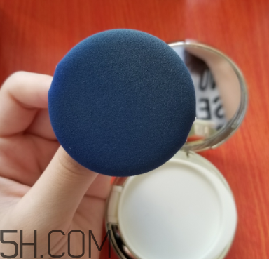 sum37空氣感氣墊霜浮粉嗎？適合油皮嗎？