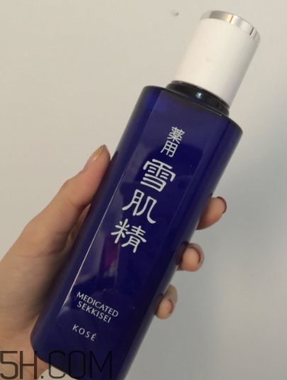 雪肌精化妝水盈潤型適合油皮嗎？適合夏季嗎？