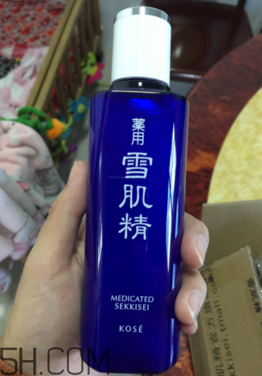雪肌精化妝水盈潤(rùn)型成分是什么？會(huì)使皮膚變薄嗎？
