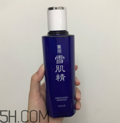 雪肌精化妝水盈潤(rùn)型成分是什么？會(huì)使皮膚變薄嗎？