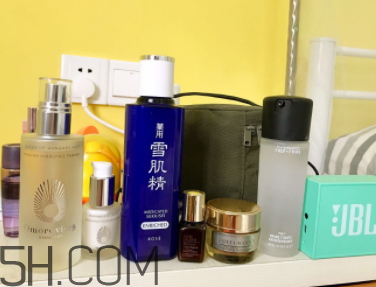雪肌精化妝水盈潤(rùn)型成分是什么？會(huì)使皮膚變薄嗎？