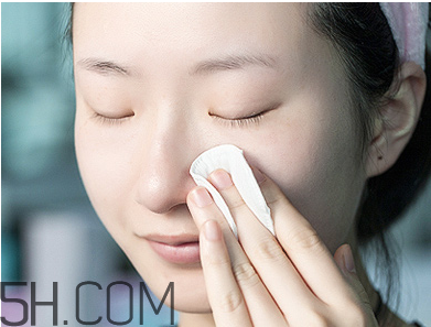化妝棉卸妝時(shí)候要打濕嗎？使用化妝棉卸妝要注意什么？