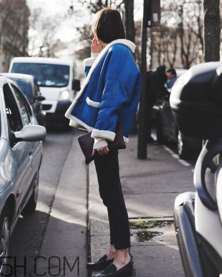 羊羔絨牛仔外套怎么搭配？羊羔絨牛仔外套搭配女