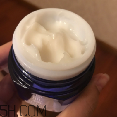 雪肌精菁華凝霜油不油？適合油皮嗎？