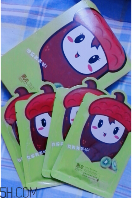 詩(shī)婷露雅哪款面膜補(bǔ)水好？哪款適合輕齡?。?></p><h3>詩(shī)婷露雅哪款適合輕齡肌</h3><p>果本奇異果面膜適合輕齡肌膚，這款面膜針對(duì)干燥缺水、粗糙、易緊繃、暗淡無(wú)光的肌膚，尤其適合年輕的肌膚。使用心得：我是第一次使用果本產(chǎn)品，之前看過(guò)電視里面有插入廣告，說(shuō)這個(gè)挺好用的，純天然無(wú)刺激，但是我一直沒(méi)有購(gòu)買(mǎi)。這次有幸參加活動(dòng)，得到了免費(fèi)試用的機(jī)會(huì)，送了20片面膜，4盒，每盒5片。包裝整體度挺好的，很可愛(ài)的風(fēng)格，小小的，很精致，拿到手，還挺重，萌化了我的少女心，綠色的，陽(yáng)光可愛(ài)，一個(gè)特別Q的獼猴桃在上面，突出了產(chǎn)品的主題，天然純植物提取精華。喜歡包裝，很清新的綠色。奇異果一種“美容圣果”，具有除斑、排毒、美容、抗衰老等作用。在澳洲果油的眾多成分中，胡蘿卜素和葉綠素賦予澳洲堅(jiān)果油金黃透綠的獨(dú)特色澤，而葉綠素起新陳代謝作用，促進(jìn)細(xì)胞生長(zhǎng)，加速傷口愈合，還有助于營(yíng)養(yǎng)和美化皮膚，減少皺紋的產(chǎn)生。澳洲堅(jiān)果油還是一種極好的治療皮膚疾病的天然藥物。根據(jù)皮膚科外用藥治療原則，用夏威夷果油制成的3種劑型對(duì)5類(lèi)15種滲出性皮炎、潰瘍療效顯著。由于澳洲堅(jiān)果油含有多酚和脂多糖成分，所以澳洲堅(jiān)果油還有防輻射的功能。采用純植物提取精華，不添加任何色素，使皮膚能夠享受滿滿自然力量。打開(kāi)精華液好多啊，滿滿的附著在手上，也不粘膩，能很好的儲(chǔ)存精華，保濕力還不錯(cuò)！貼在臉上的話，有很好的立體剪裁，符合我的臉部構(gòu)造，面膜還算服帖，可以促進(jìn)臉部吸收，面膜紙還算清透氣讓肌膚能夠很好的呼吸。有一股淡淡的香味，并不濃郁，臉上在不斷的吸收精華，也沒(méi)覺(jué)得有什么不適應(yīng)的地方，也沒(méi)感覺(jué)有過(guò)敏的現(xiàn)象，畢竟純天然提取。敷完，按摩一下，精華全都吸收，不膩，也不需要用再次清洗臉部。臉部皮膚滑滑的，補(bǔ)水充分了，臉部自然不會(huì)油膩，也會(huì)慢慢變白咯！喜歡的親可以進(jìn)行買(mǎi)啦，別猶豫，總體性價(jià)比很高。優(yōu)點(diǎn)：整體的外觀設(shè)計(jì)到面膜的精華液再到最后的皮膚吸收，都覺(jué)得好，敷15分鐘以后還有很多的精華殘留在面膜紙上，精華液真的是超級(jí)超級(jí)多，按摩一下，皮膚能夠很快就吸收掉，第二天早晨起來(lái)，臉上呈現(xiàn)出水潤(rùn)的狀態(tài)，上妝也不卡粉，第一天水補(bǔ)足了，本來(lái)它里面的成分就具有保濕不油膩的功效，促進(jìn)皮膚的新陳代謝，臉部彈彈的，不緊繃，舒服。總體性價(jià)比也很高。</p><p style=