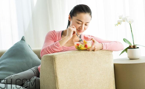 女孩月經(jīng)初潮可不可以喝紅糖水？女孩月經(jīng)初潮媽媽應(yīng)該怎么做？