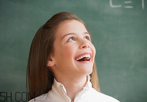 女孩月經(jīng)初潮量多量少正常嗎？月經(jīng)初潮一般幾天干凈？