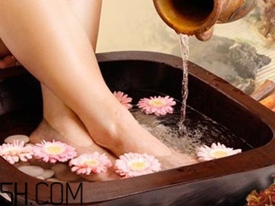 檸檬精油可以泡腳嗎？檸檬精油泡腳的好處有哪些？