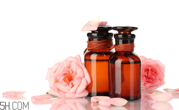 玫瑰精油能泡腳嗎？玫瑰精油的使用方法有哪些？