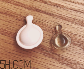 伊麗莎白雅頓眼部精華液油不油？長脂肪粒嗎？