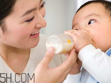 斷奶應(yīng)該是怎樣的一個(gè)過(guò)程？斷奶的過(guò)程中要注意哪些問(wèn)題？