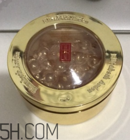 伊麗莎白雅頓眼部精華液油不油？長脂肪粒嗎？