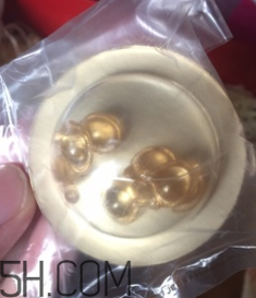 伊麗莎白雅頓眼部精華液油不油？長脂肪粒嗎？