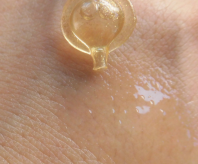 伊麗莎白雅頓眼部精華液油不油？長脂肪粒嗎？