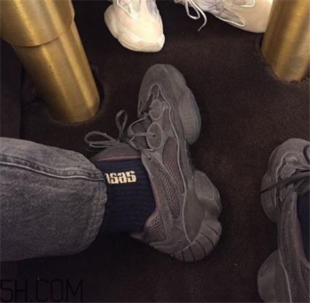 yeezy 500 desert rat純黑配色實物什么樣？