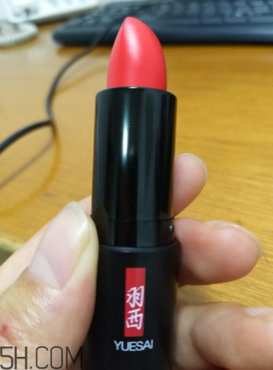 羽西蟲(chóng)草口紅滋潤(rùn)嗎？哪個(gè)色號(hào)適合秋冬？