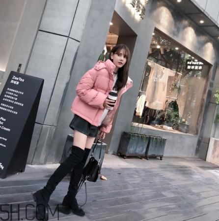 粉色羽絨服配什么鞋子？粉色羽絨服搭配鞋子圖片