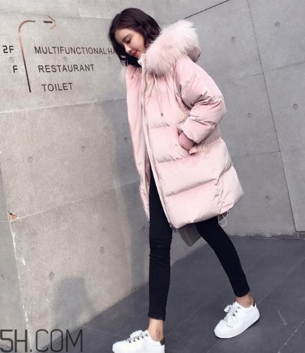 粉色羽絨服配什么鞋子？粉色羽絨服搭配鞋子圖片