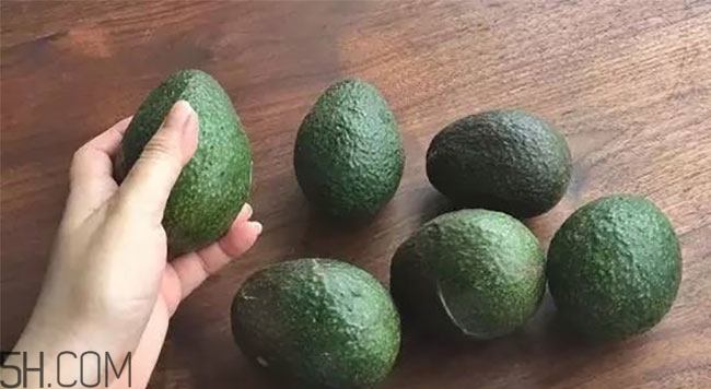 牛油果和牛奶可以一起吃嗎？牛油果和牛奶可以榨汁嗎？