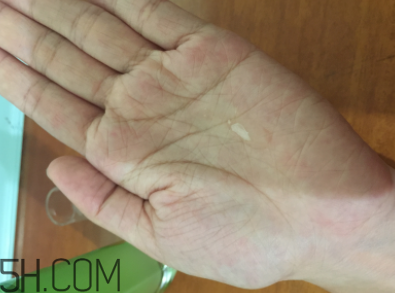 蘭蔻水光瓶后續(xù)要疊加面霜嗎？可以和精華疊加嗎？