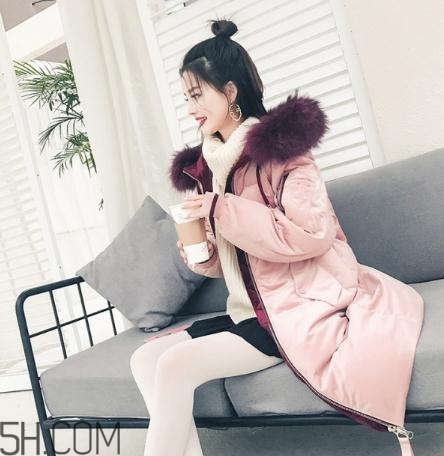 粉色羽絨服里面怎么搭配？粉色羽絨服內(nèi)搭什么？
