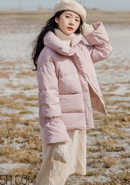 粉色羽絨服里面怎么搭配？粉色羽絨服內(nèi)搭什么？