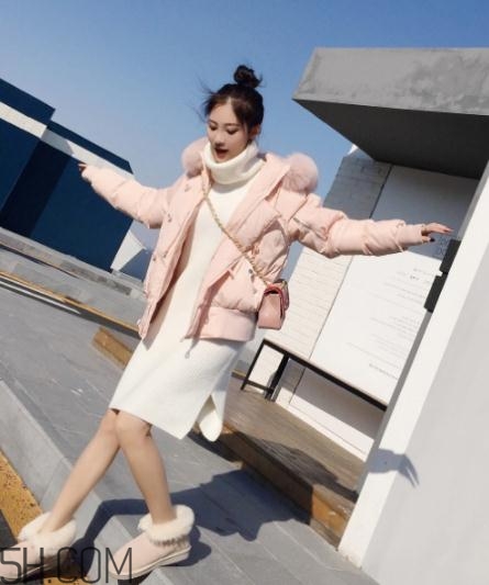 粉色羽絨服里面怎么搭配？粉色羽絨服內(nèi)搭什么？