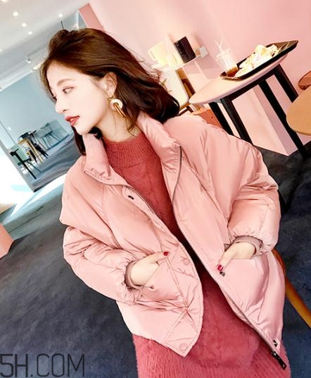 粉色羽絨服里面怎么搭配？粉色羽絨服內(nèi)搭什么？
