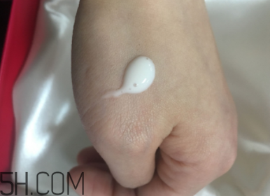 蘭蔻美膚修護(hù)精華乳有刺激嗎？適合敏感肌嗎？