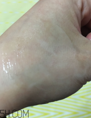 蘭蔻美膚修護(hù)精華乳有刺激嗎？適合敏感肌嗎？