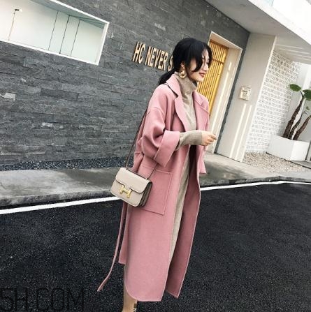 粉色大衣配什么顏色包包？粉色大衣搭配什么包？