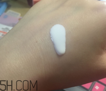 娥佩蘭防曬霜是物理防曬還是化學(xué)防曬？油不油？