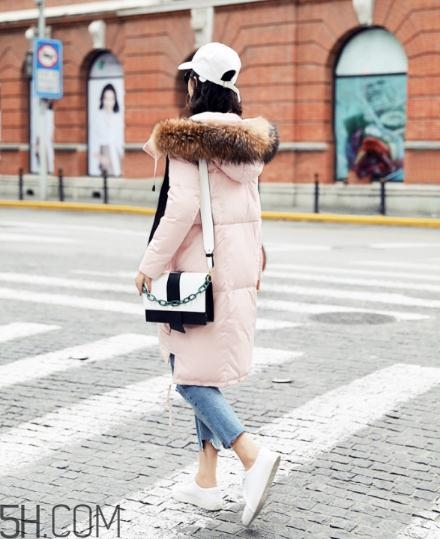 粉色羽絨服配什么褲子？粉色羽絨服搭配什么褲子好看？