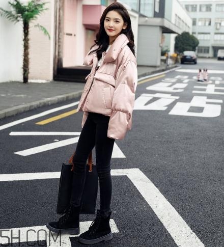 粉色羽絨服配什么褲子？粉色羽絨服搭配什么褲子好看？