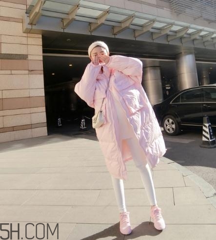 粉色羽絨服配什么褲子？粉色羽絨服搭配什么褲子好看？