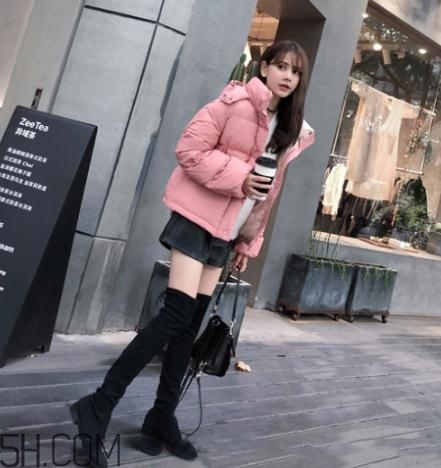 粉色羽絨服配什么褲子？粉色羽絨服搭配什么褲子好看？