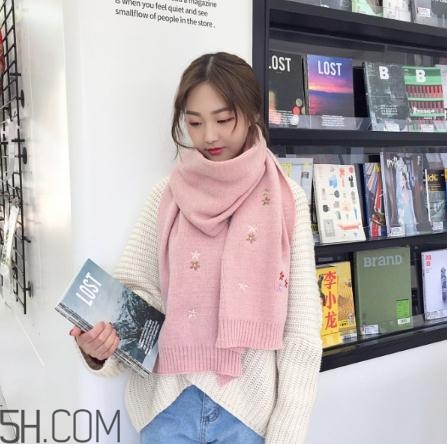 粉色圍巾怎么搭配衣服？粉色圍巾配什么顏色衣服？
