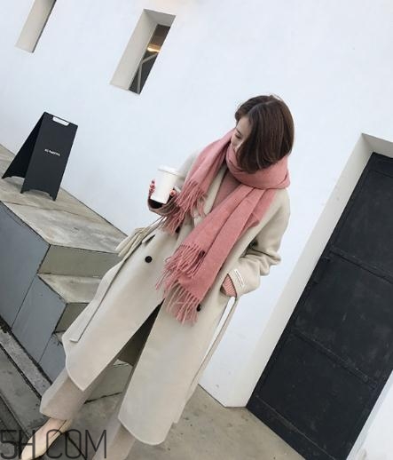 粉色圍巾怎么搭配衣服？粉色圍巾配什么顏色衣服？