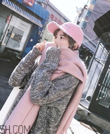 粉色圍巾怎么搭配衣服？粉色圍巾配什么顏色衣服？