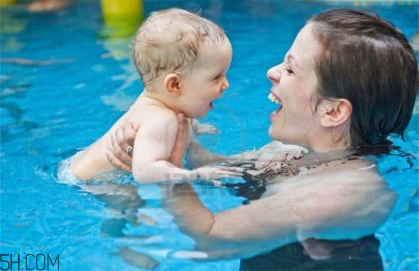 嬰幼兒睡覺翻白眼是怎么回事？寶寶學(xué)游泳有哪些講究？