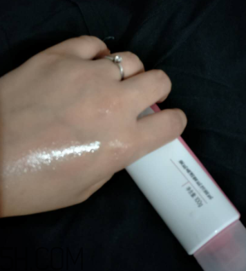 瓷肌晶透雪肌潔面乳可以卸妝嗎？清潔力如何？