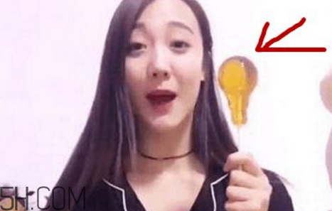 燈泡糖放進嘴巴為什么拿不出來？燈泡棒棒糖怎么拿出來？