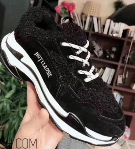 翻毛運動鞋怎么清洗？翻毛運動鞋能用水洗嗎？