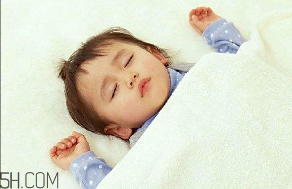 常對嬰幼兒撫觸有哪些作用？寶寶一周歲怎樣安排作息？