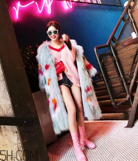 粉色內(nèi)搭怎么配外套？冬季也要風度與溫度共存