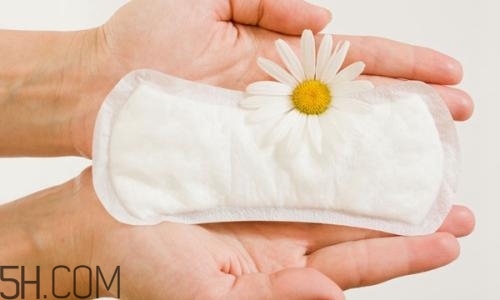女人如何正確的使用衛(wèi)生巾？衛(wèi)生巾清涼好不好？